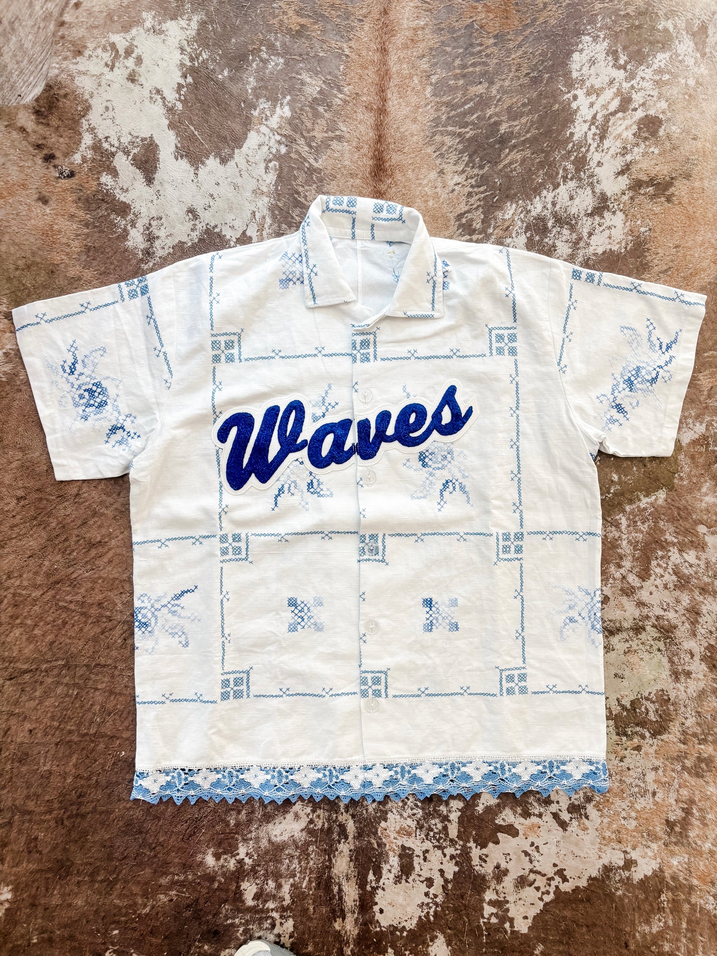 M/L Blue Waves Vintage Varsity Shirt