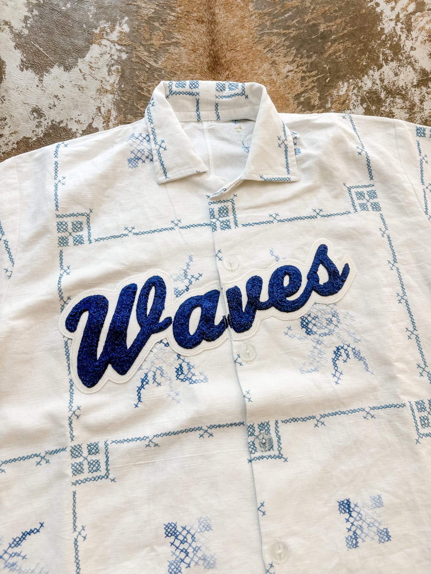 M/L Blue Waves Vintage Varsity Shirt